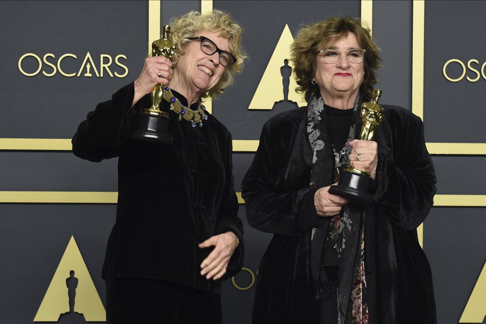 Nancy Haigh (esquerda) e Barbara Ling, com o Oscar de 'Era uma Vez em... Hollywood'.