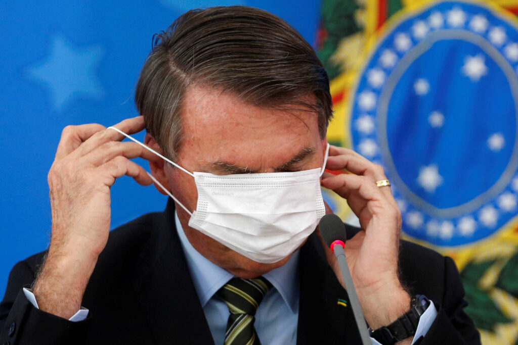 Bolsonaro se atrapalha ao vestir a máscara sem máscara 