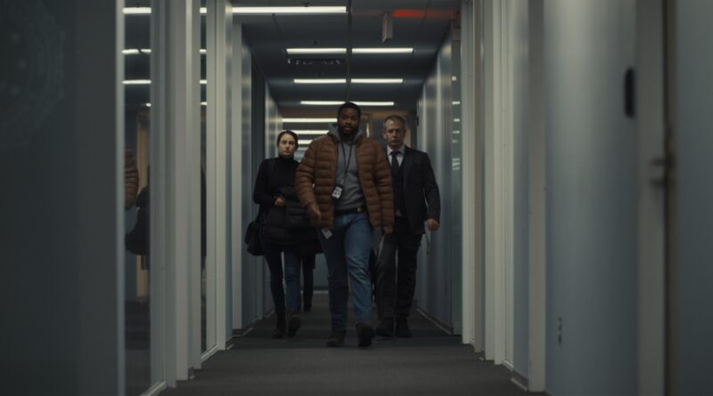 Eleanos, Lammark e Jack McKenzie andando em um corredor